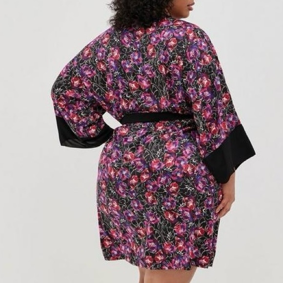 torrid Kimono Sleeve Midi Robe - Satin Floral Black Water Outline Floral 3X / 4X - Picture 2 of 16